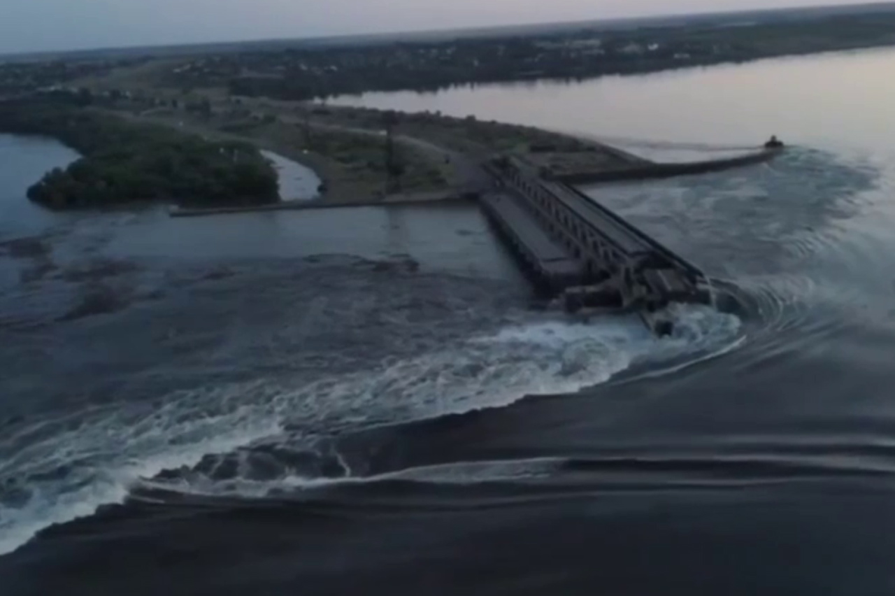 В Херсонской области разрушена плотина Каховской ГЭС, идет затопление