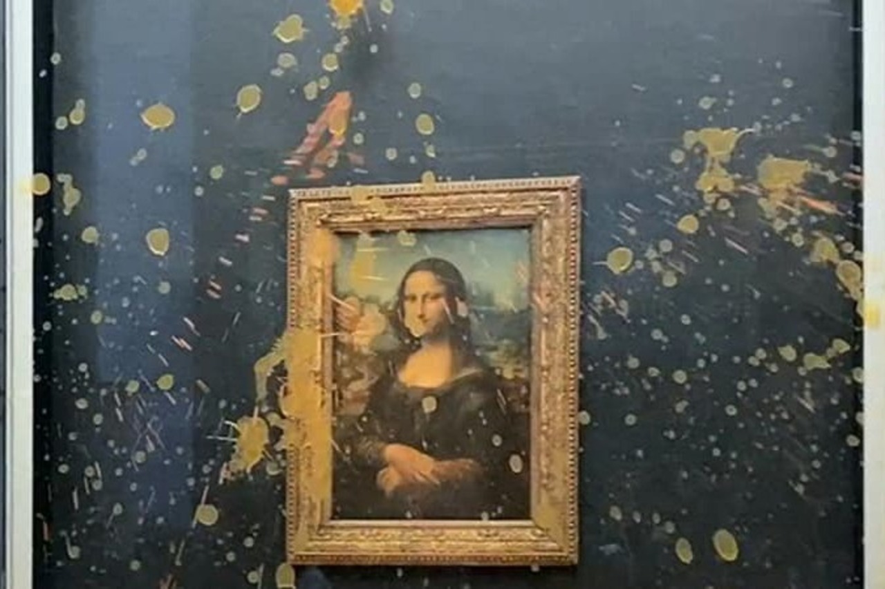 Экоактивисты в Париже облили супом картину Леонардо да Винчи «Мона Лиза»