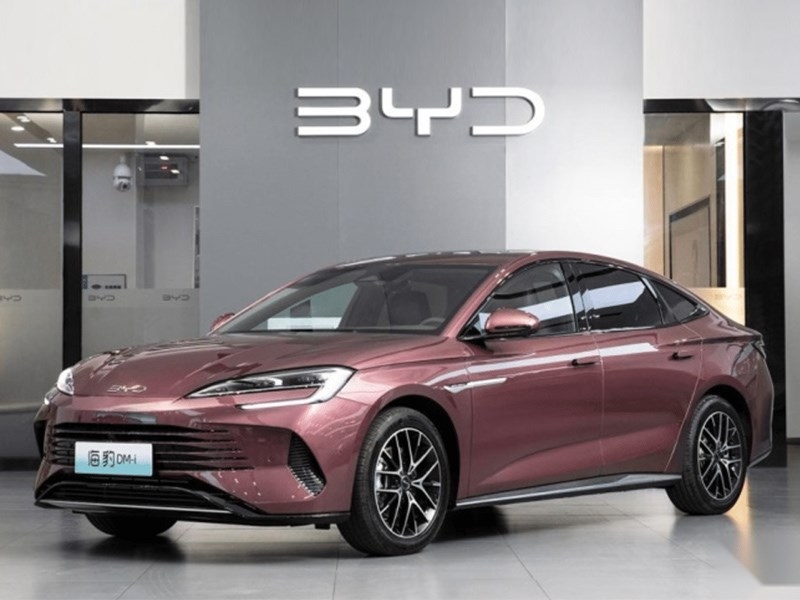 В Китае стартуют продажи седана BYD Seal DM-i