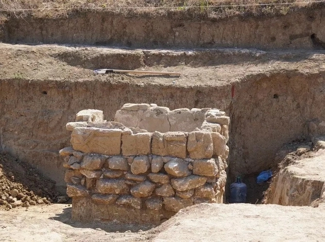 Археологи наткнулись на винодельню в центре античного некрополя