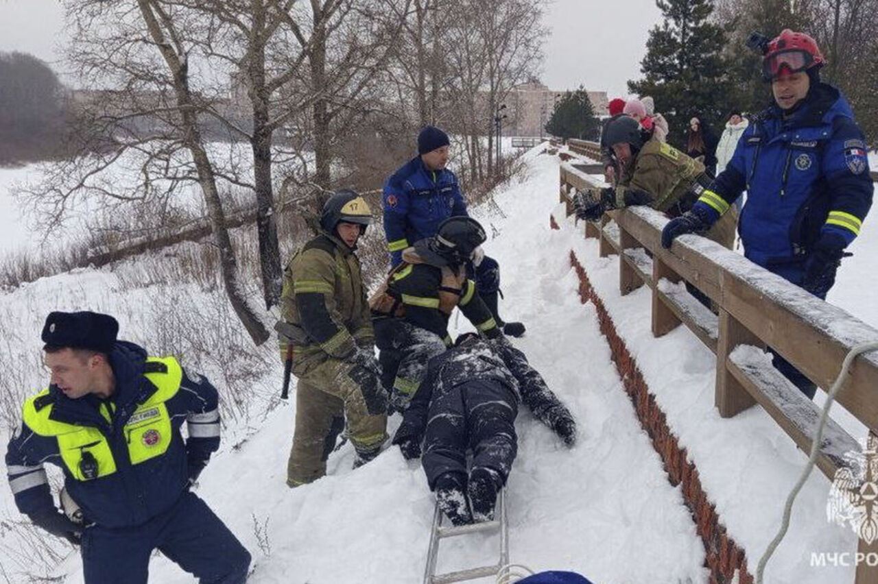 В Глазове спасли мужчину, провалившегося под лед во время катания на тюбинге