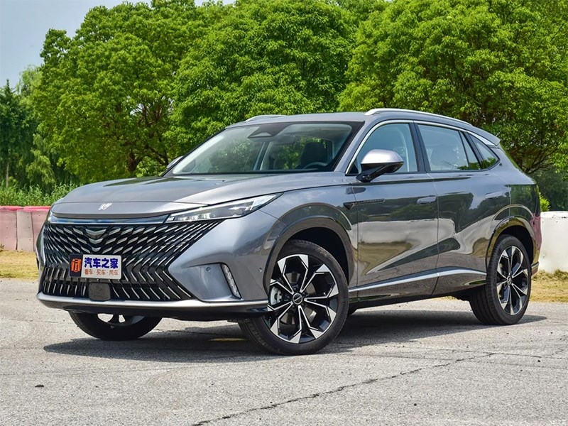 Кроссовер Roewe RX5 с 27-дюймовым экраном привезли в Россию
