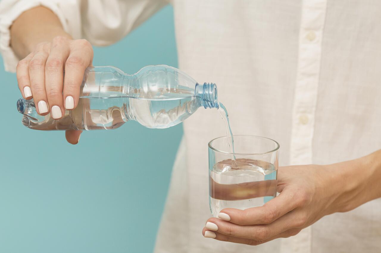 В детской воде из «ВкусВилла» выявлено превышение токсичного вещества