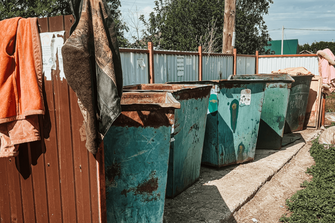 В России могут запретить выбрасывать одежду и обувь в мусорные баки