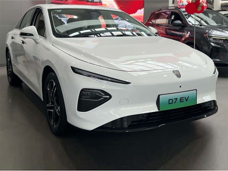 SAIC Roewe D7 уже привезли в китайские дилерские центры