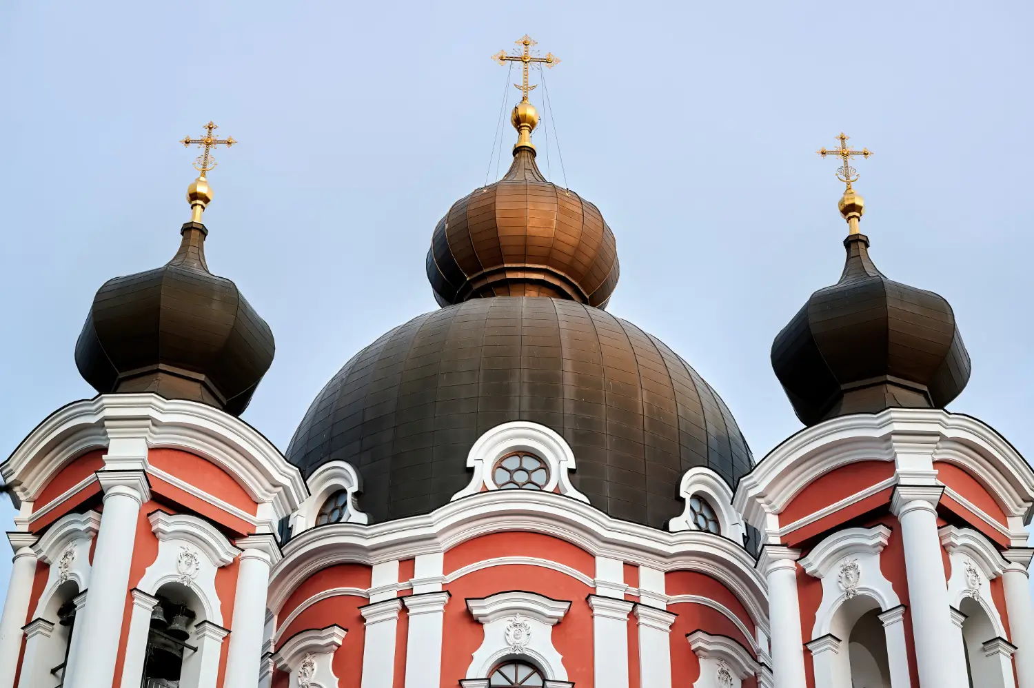 Православным верующим объяснили, в каких случаях женщине могут отказать в посещении храма