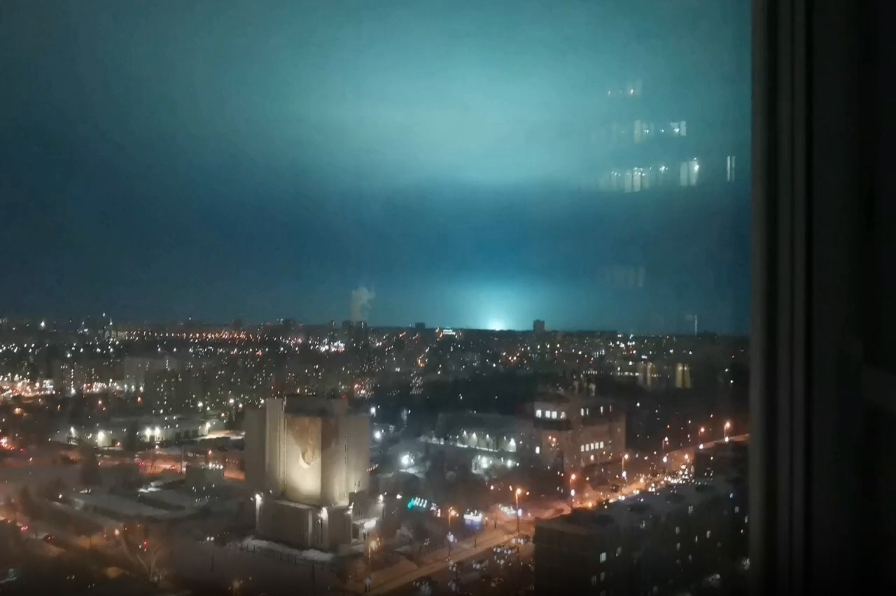 Жители Челябинска заметили необычные вспышки в небе