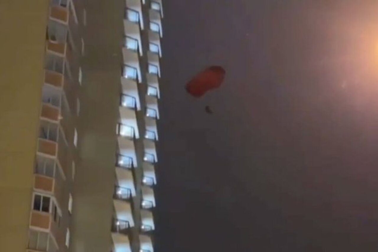 В Балашихе мужчина прыгнул с парашютом с балкона многоэтажки