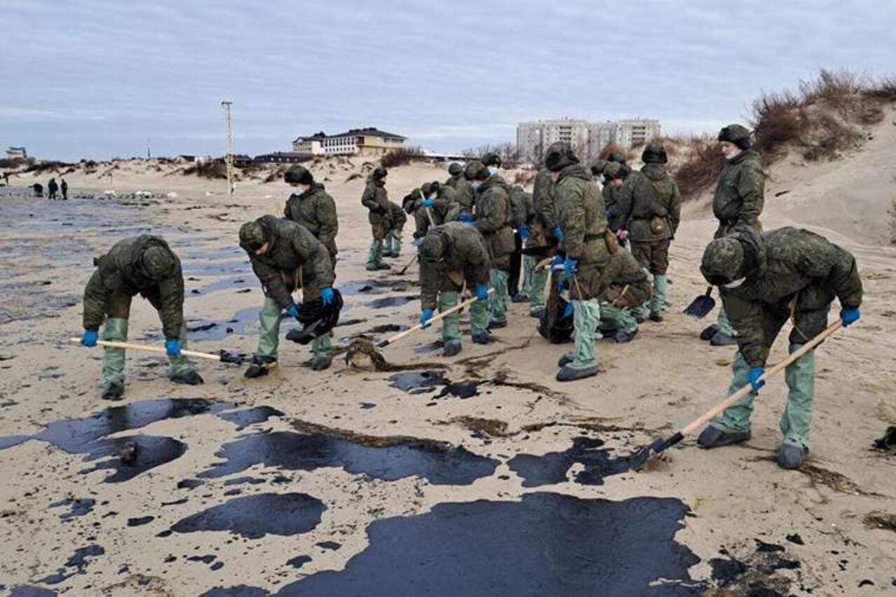 В Краснодарском крае после ЧП с танкерами очистили  почти 40 км побережья