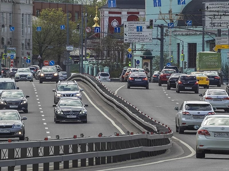 Водителям назвали лучшее время для выезда из Москвы