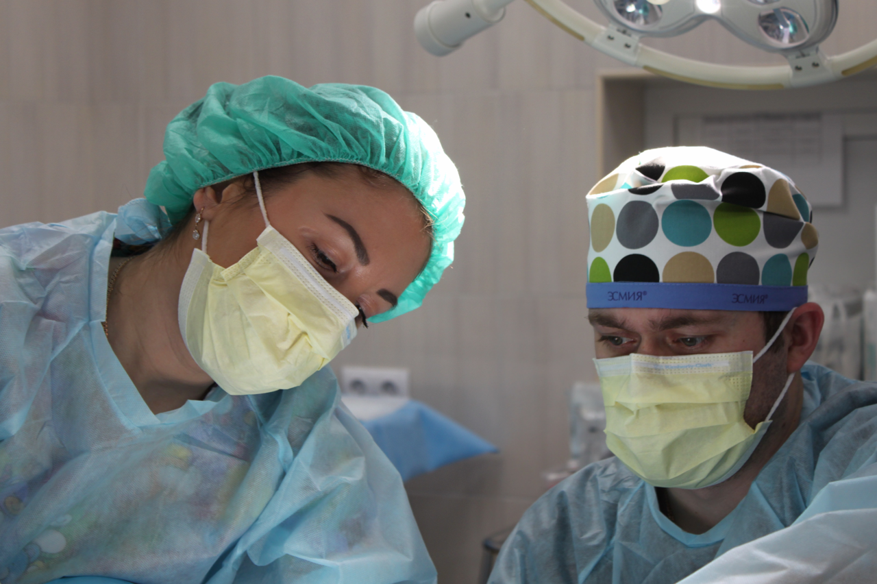 Самарские врачи провели уникальную операцию девочке-подростку после серьезного перелома позвоночника