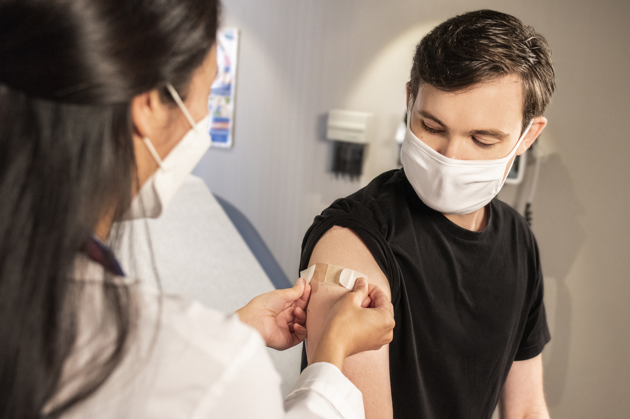 Ученые исследуют безыгольную вакцинацию через кожу