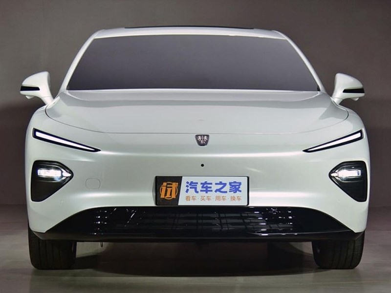 В Китае дебютировал SAIC Roewe D7 EV