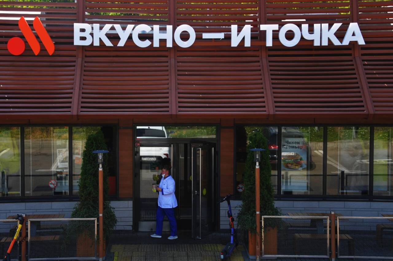 В Ростовской области сотрудник «Вкусно и точка» плевал в бургеры