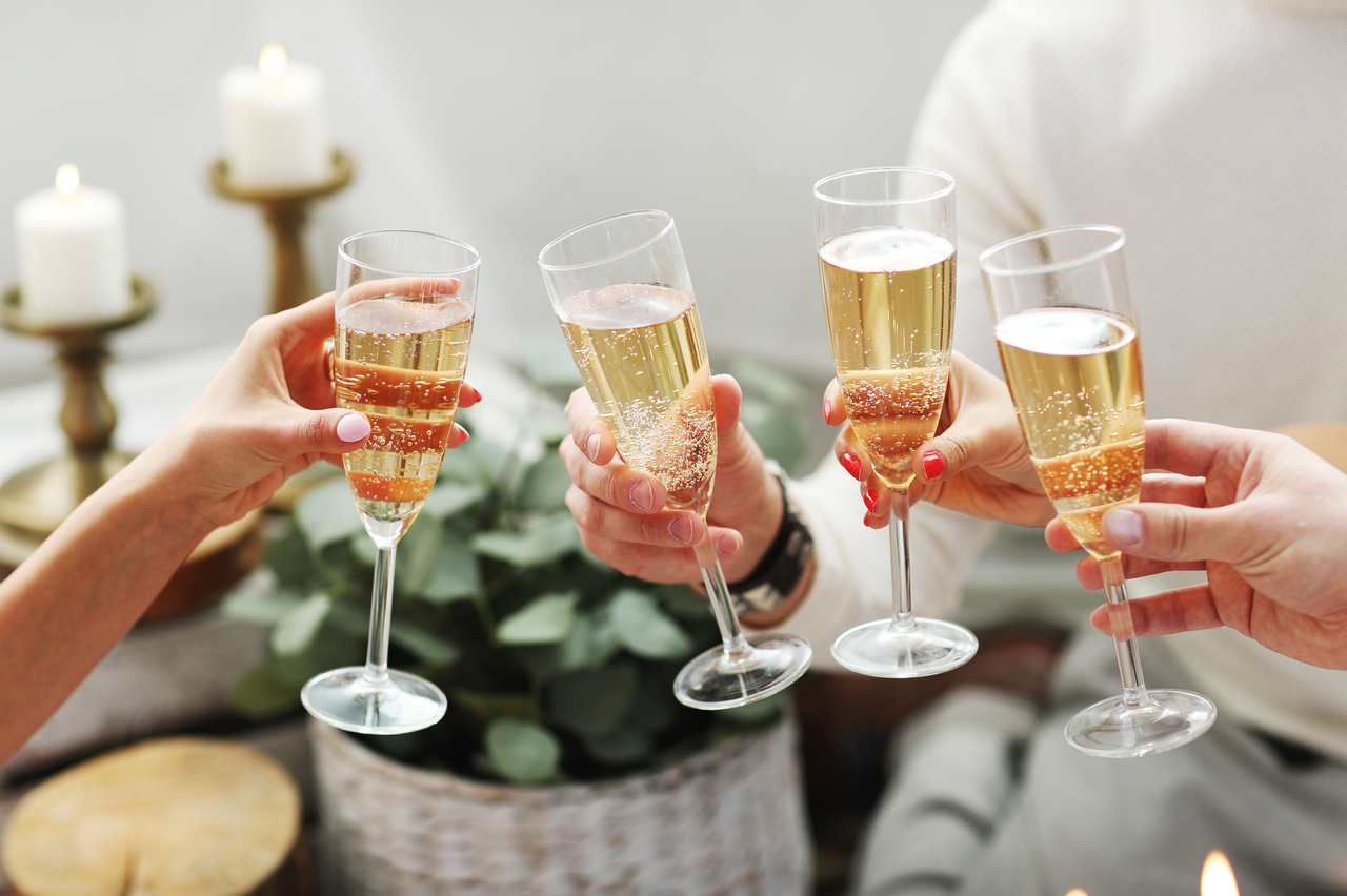 Эксперт сообщил, что шампанское увеличивает риск появления язвы