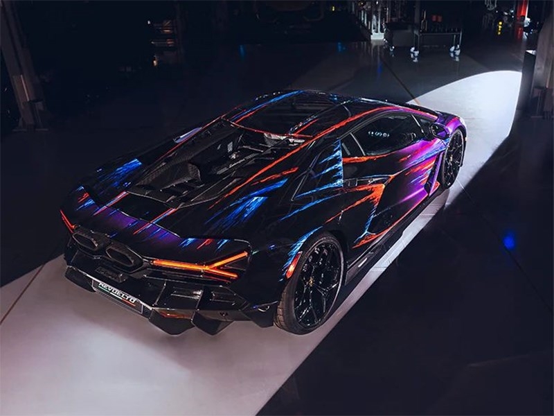 Lamborghini представила “красочную” версию Revuelto