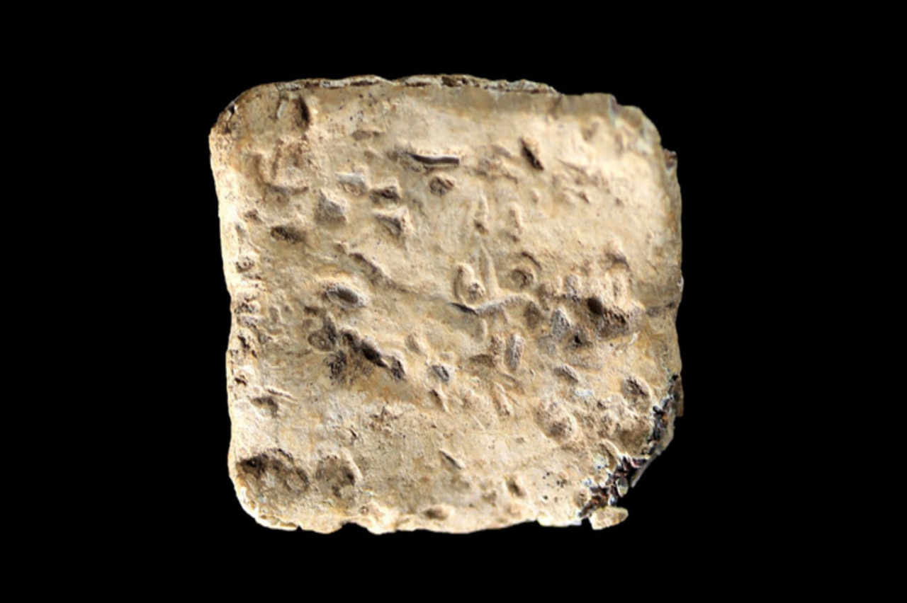 Археологи обнаружили древнюю табличку с проклятиями