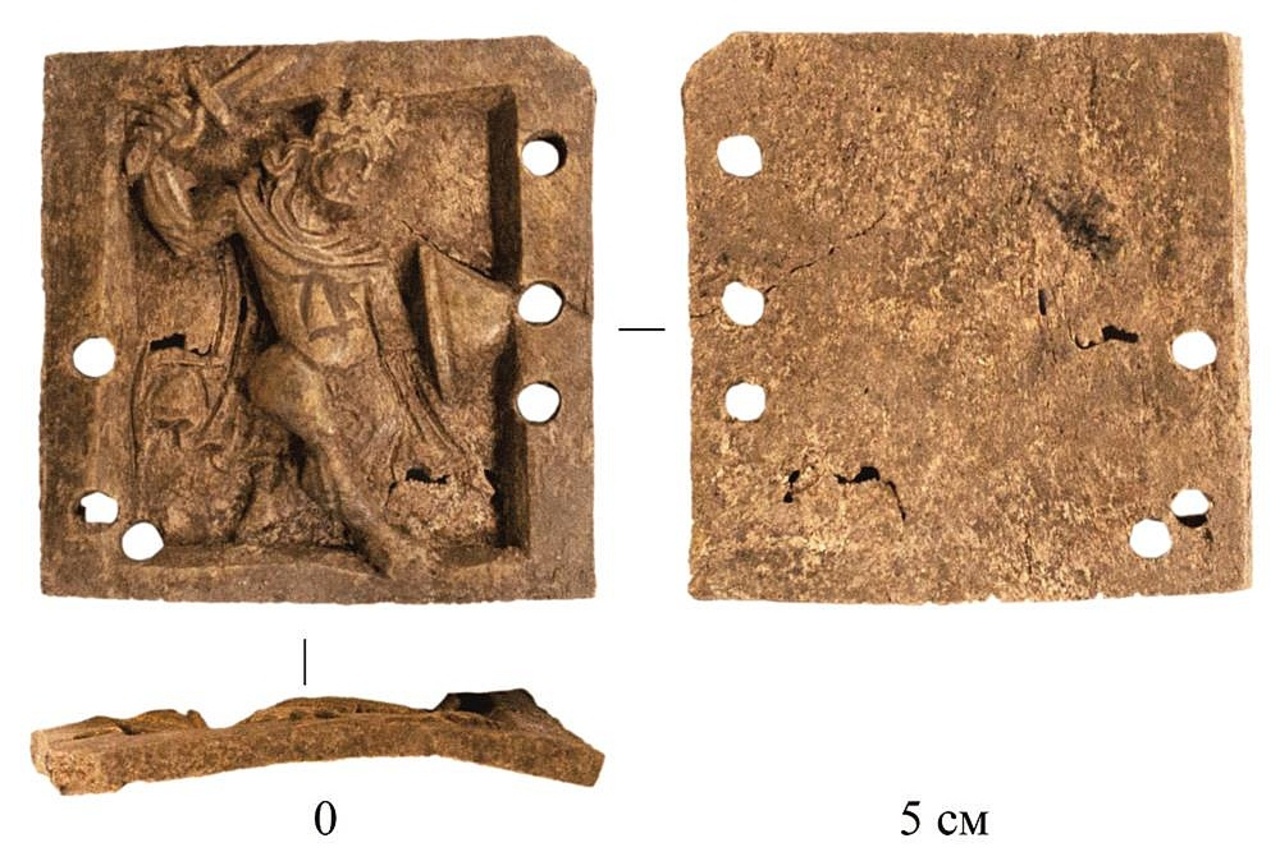 В Суздали археологи древнюю пластину с обнаженным воином