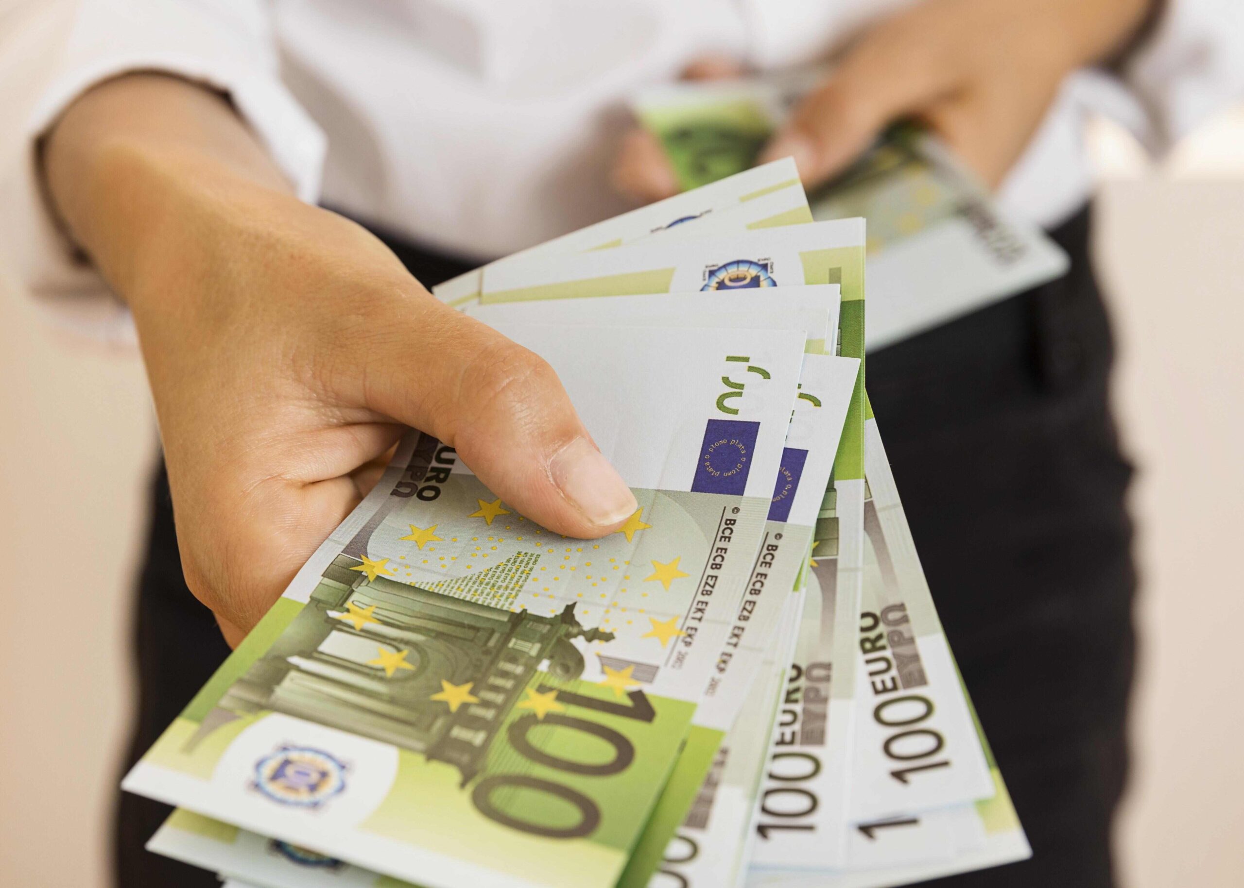 Курс евро превысил 101 рубль впервые в этом году