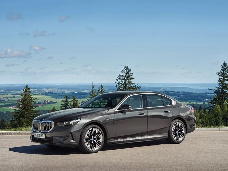 Представлены гибридные версии BMW 5 серии